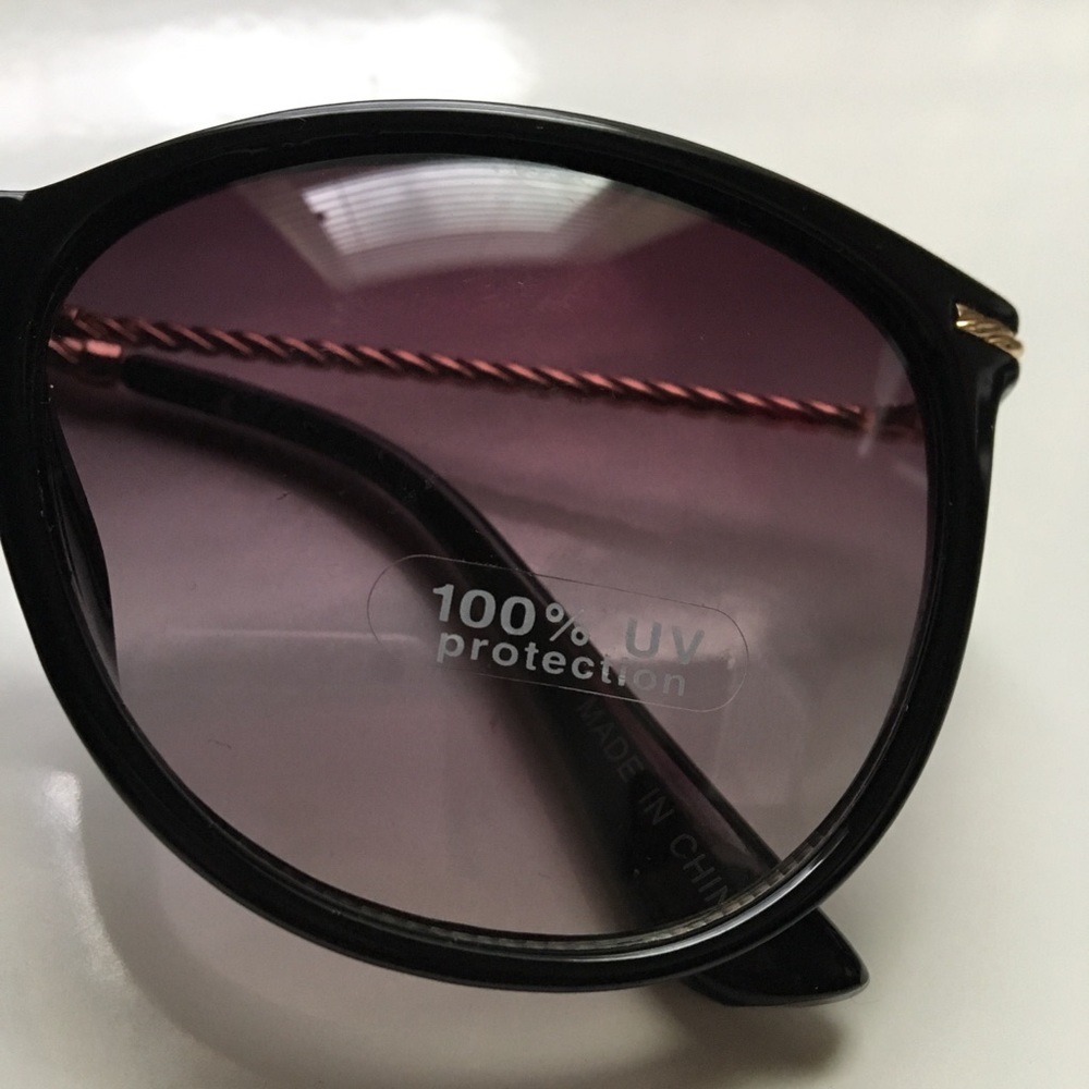Forever 21 Black Sunglasses - Picture 4 of 4